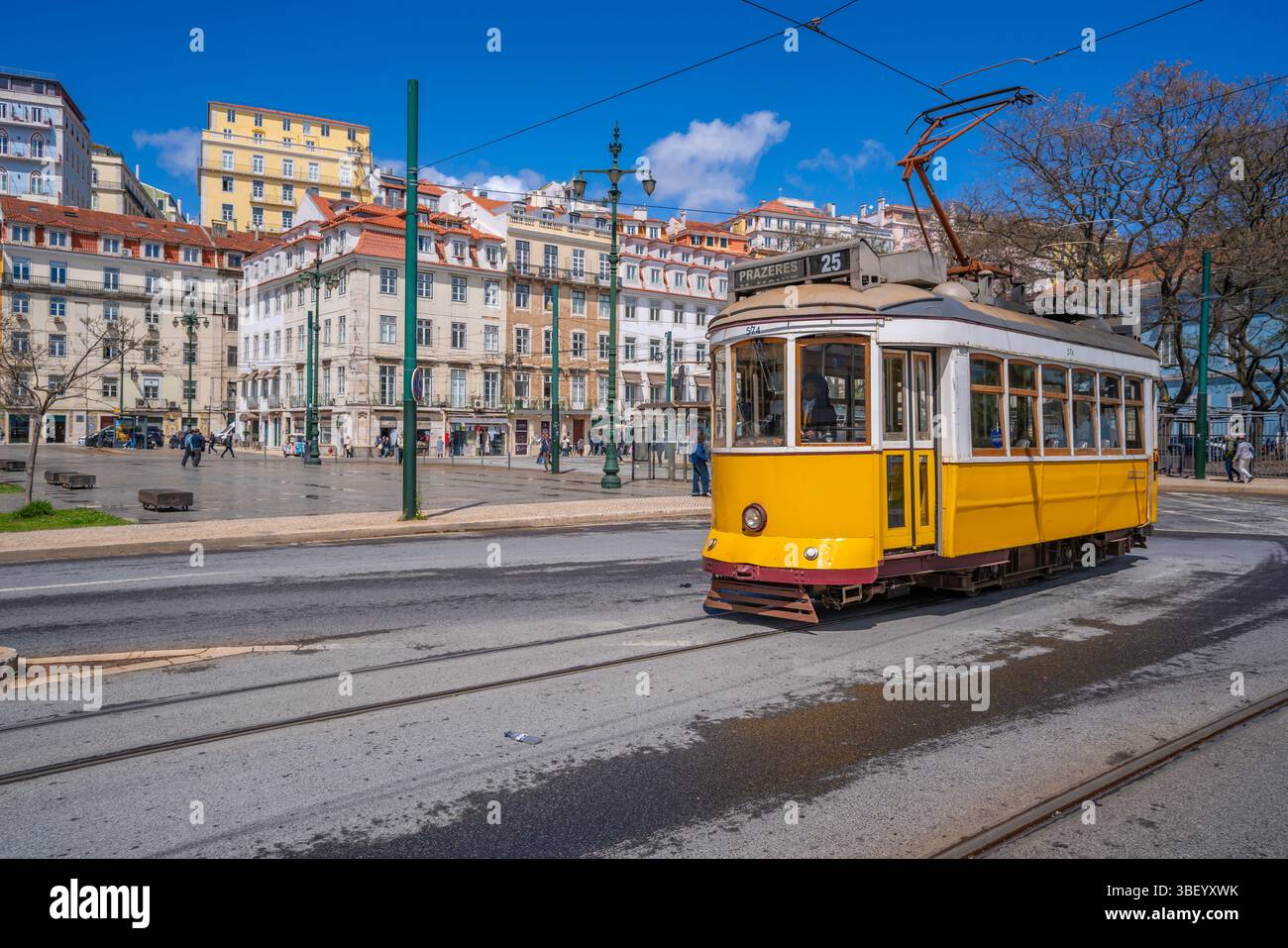 Vista di un tram d'epoca a PC Duque da Terceira in una giornata di sole, Lisbona, Portogallo, Europa Foto Stock
