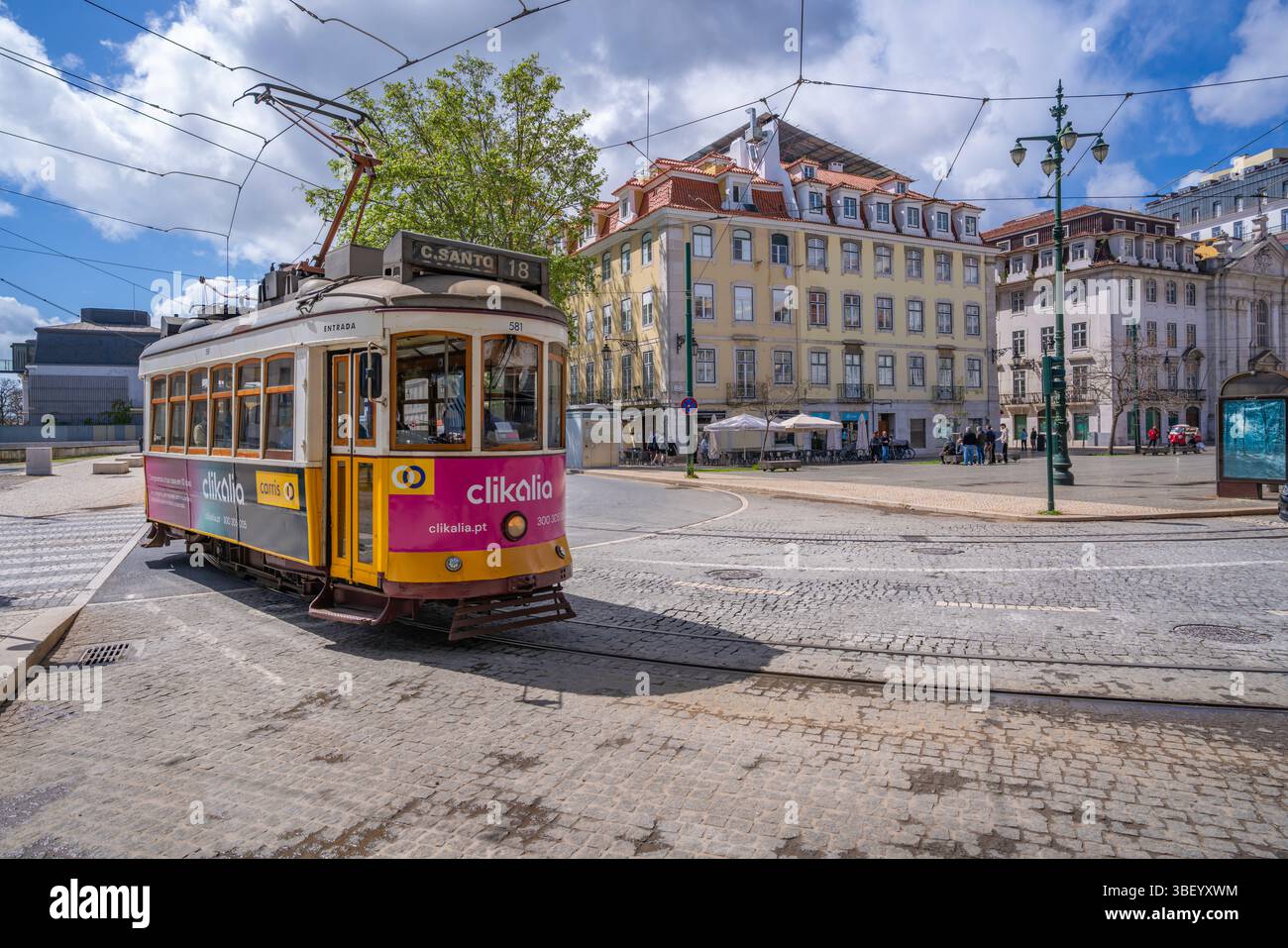 Vista di un tram d'epoca a PC Duque da Terceira in una giornata di sole, Lisbona, Portogallo, Europa Foto Stock