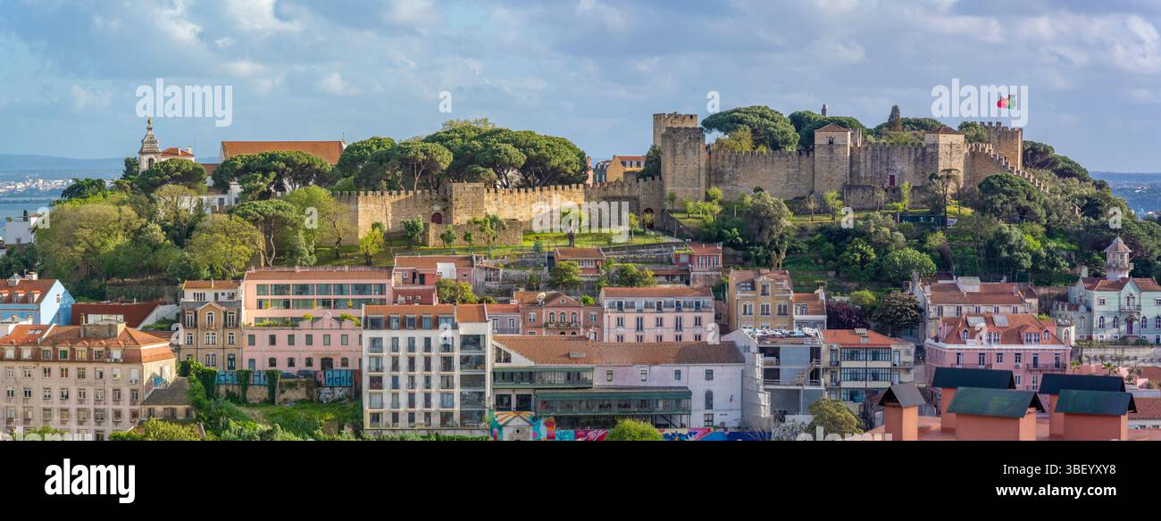 Vista panoramica del castello di Lisbona dal punto panoramico Miradouro da Senhora do Monte in una giornata di sole nel quartiere di Alfama, Lisbona, Portogallo, Europa Foto Stock