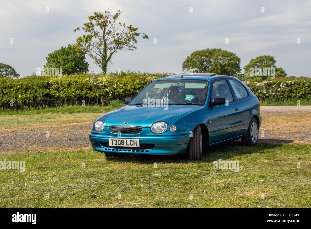 Ninetries anni '1999 90 Blue Toyota Corolla GS Car Hatchback benzina 1332 cc; Wheels Up North, evento cultura auto, classico modificato, evento auto di lusso e supercar 2025, Longridge, Inghilterra, Regno Unito Foto Stock