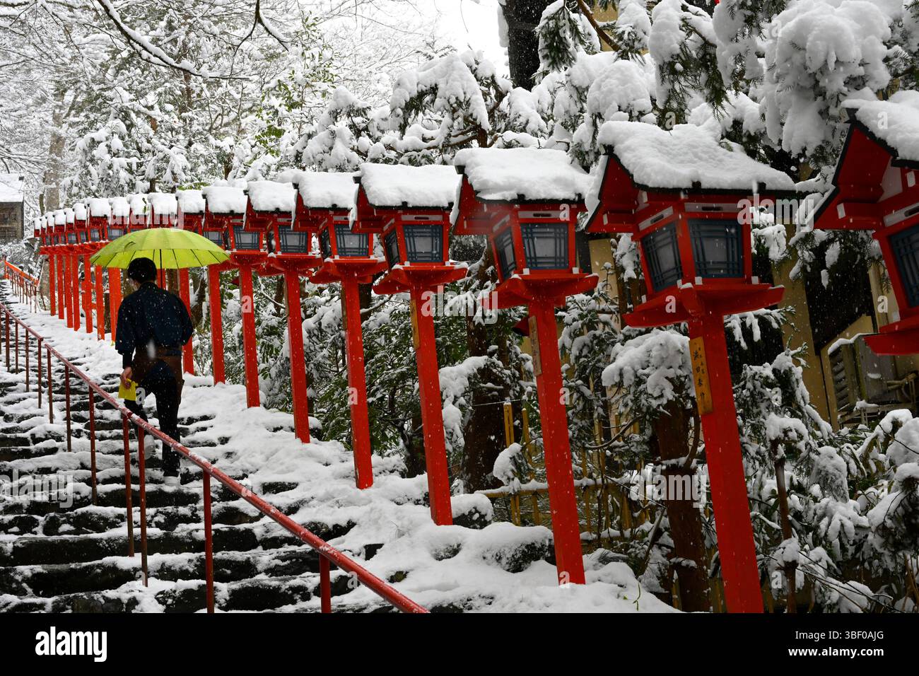 Scalinata del tempio Kurama-dera a Kyoto in inverno, Giappone, Asia. Foto Stock