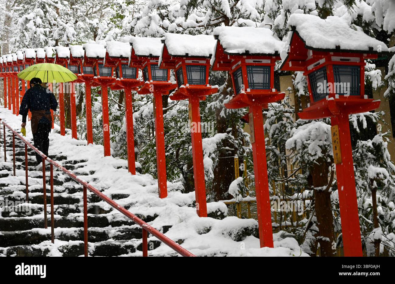 Scalinata del tempio Kurama-dera a Kyoto in inverno, Giappone, Asia. Foto Stock