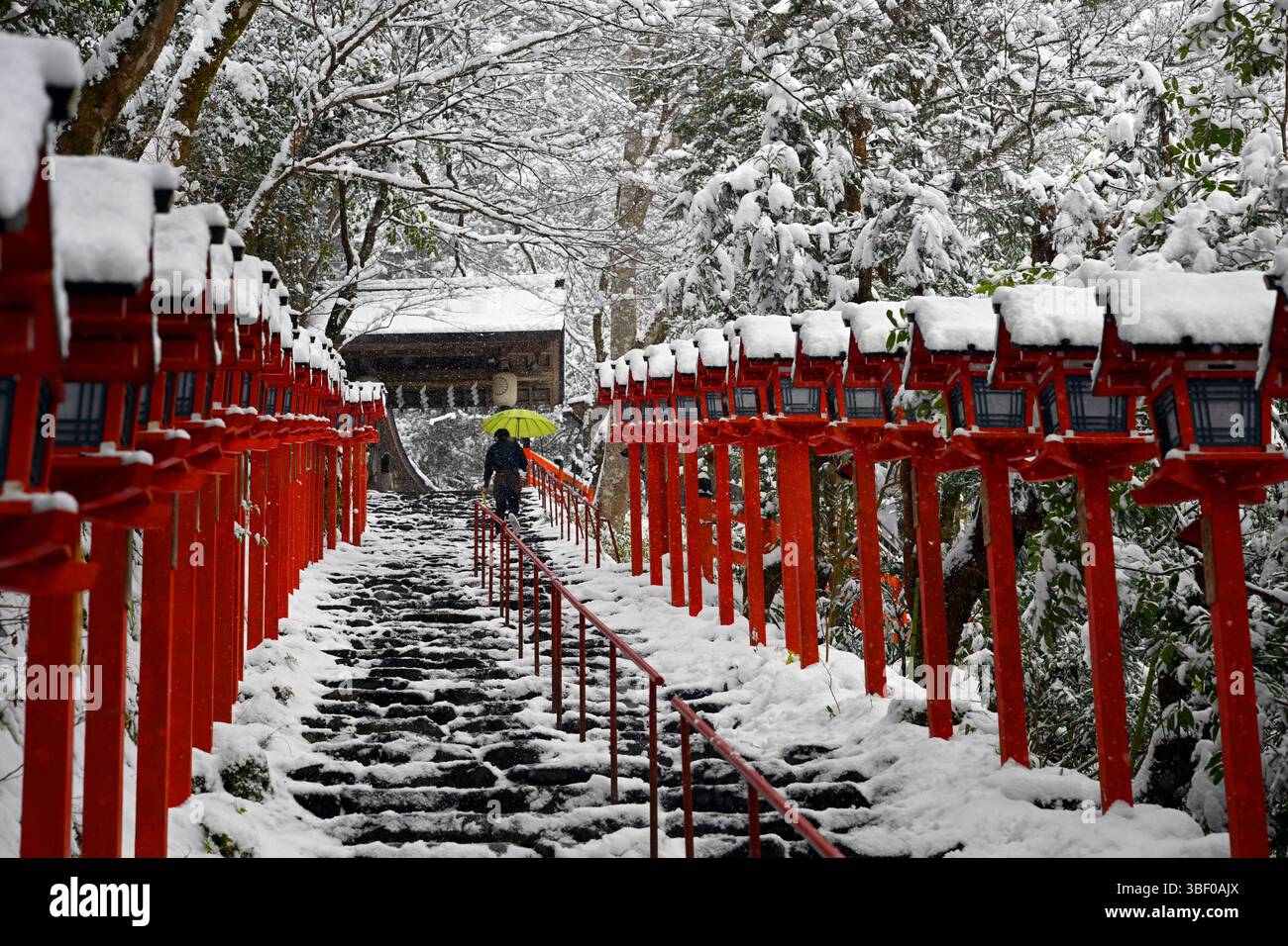 Scalinata del tempio Kurama-dera a Kyoto in inverno, Giappone, Asia. Foto Stock