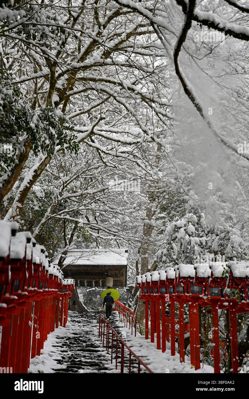 Scalinata del tempio Kurama-dera a Kyoto in inverno, Giappone, Asia. Foto Stock