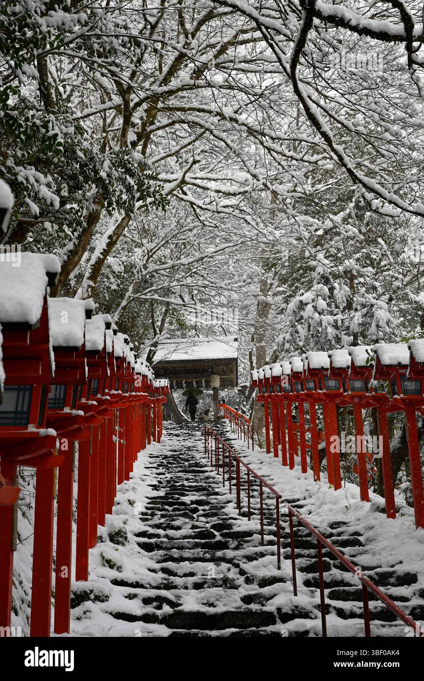 Scalinata del tempio Kurama-dera a Kyoto in inverno, Giappone, Asia. Foto Stock
