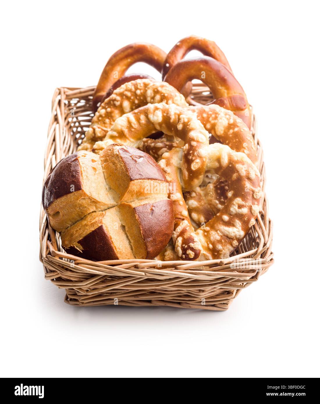 Pretzel bavaresi salati e panini isolati su sfondo bianco. Foto Stock