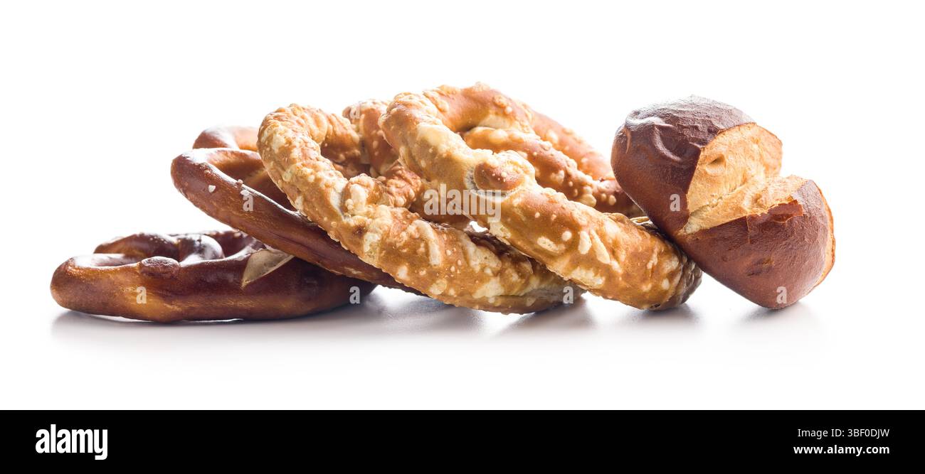 Pretzel bavaresi salati e panini isolati su sfondo bianco. Foto Stock