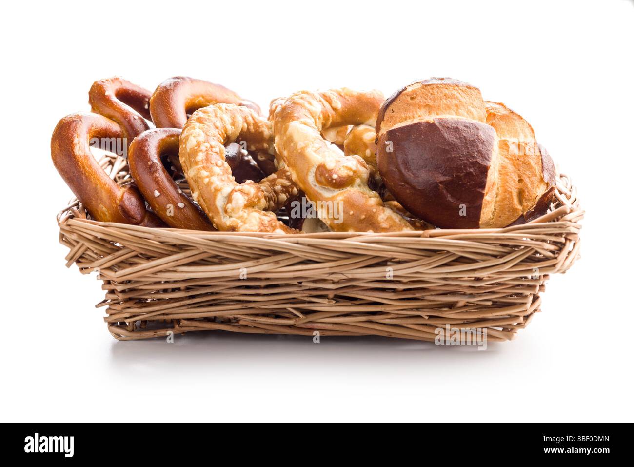 Pretzel bavaresi salati e panini isolati su sfondo bianco. Foto Stock