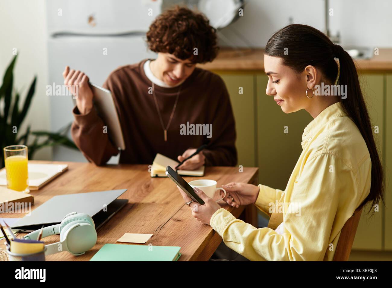 La coppia premurosa condivide un momento accogliente, impegnato nei loro compiti, pieno di amore e creatività. Foto Stock