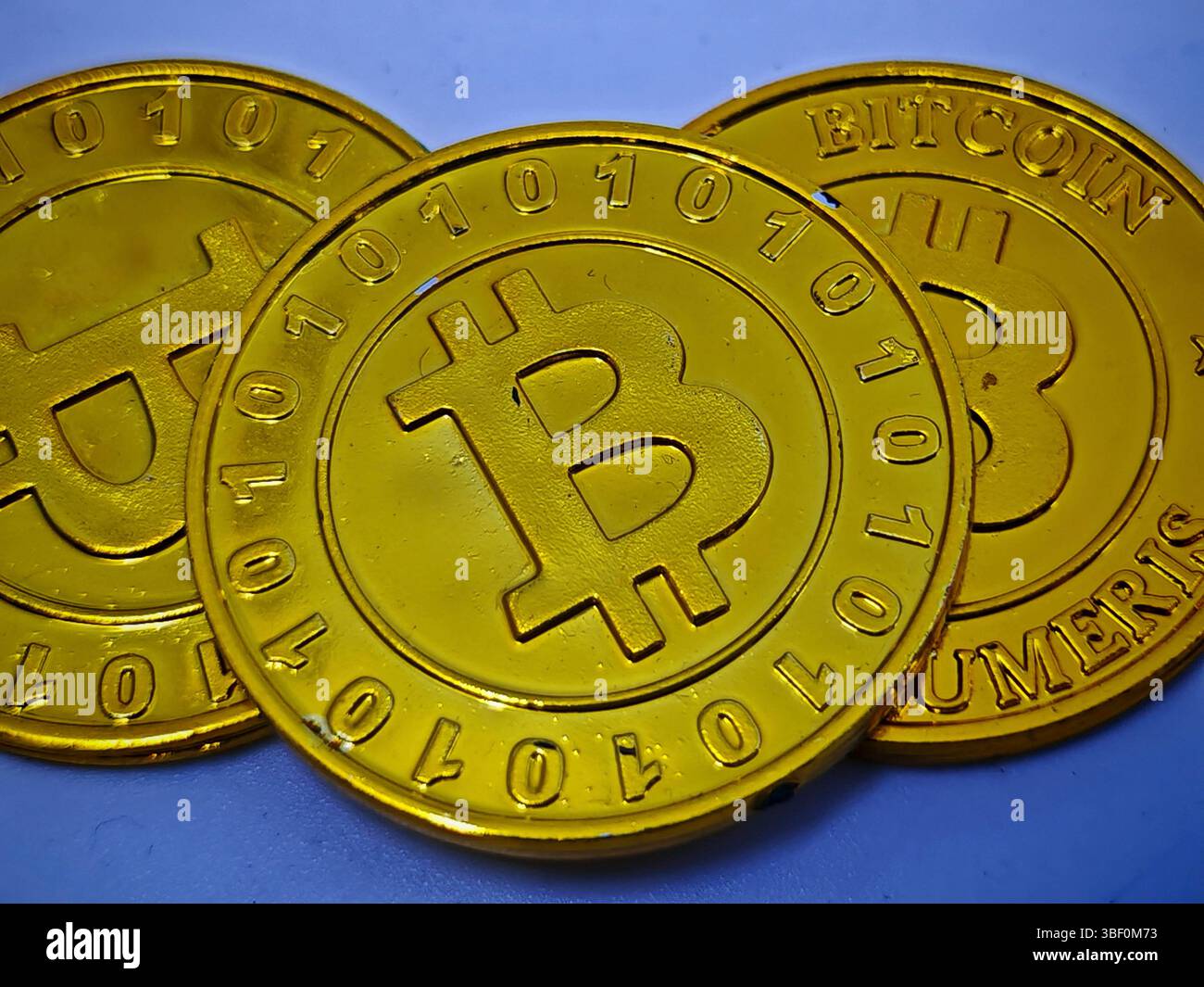 una moneta bitcoin d'oro su un computer portatile, che rappresenta la moneta elettronica moneta bitcoin d'oro che rappresenta la moneta elettronica Foto Stock