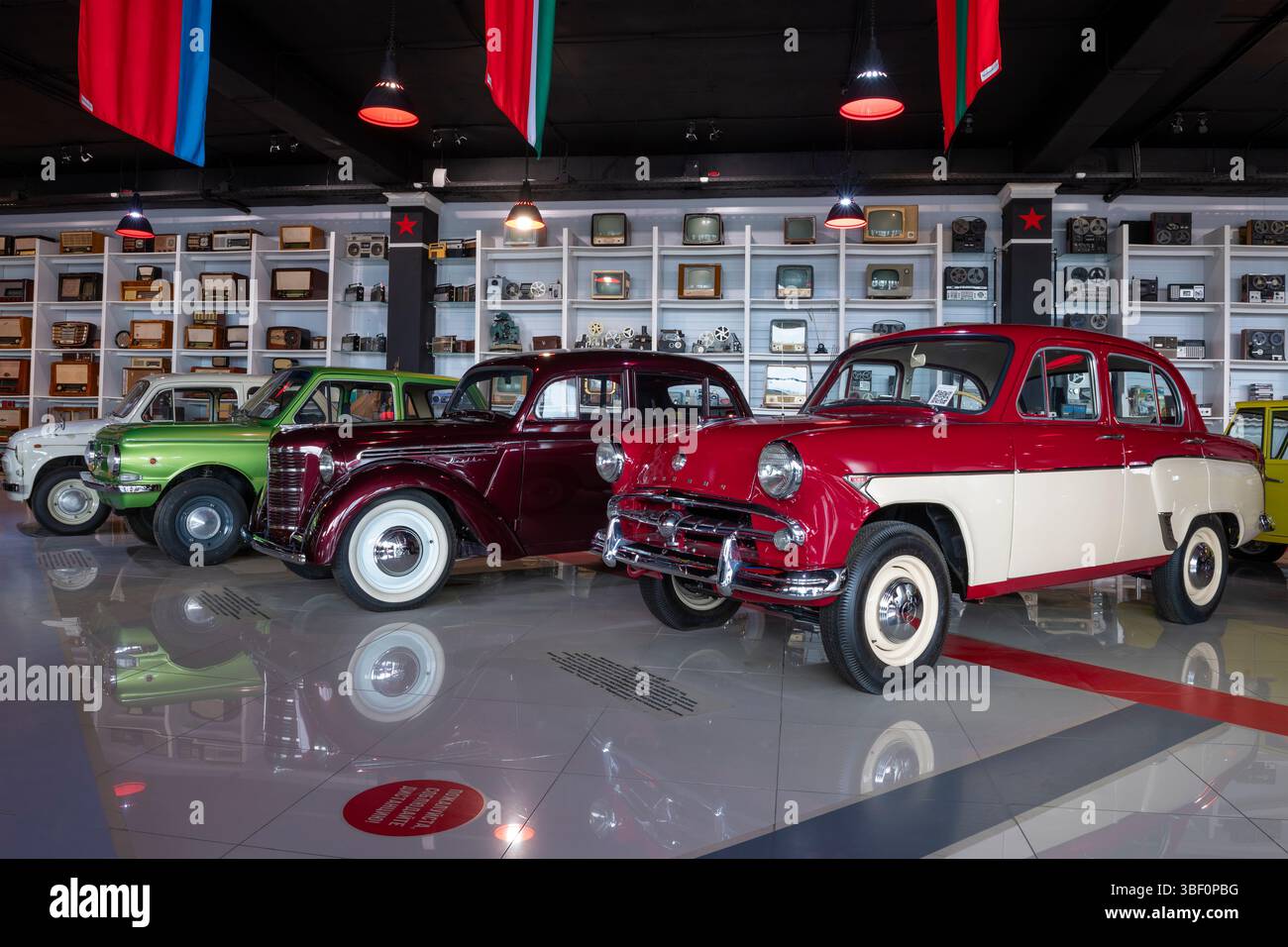 KAMENSK-SHAKHTINSKY, RUSSIA - 5 MAGGIO 2025: Vecchie auto compatte sovietiche nel museo "leggende dell'URSS" Foto Stock