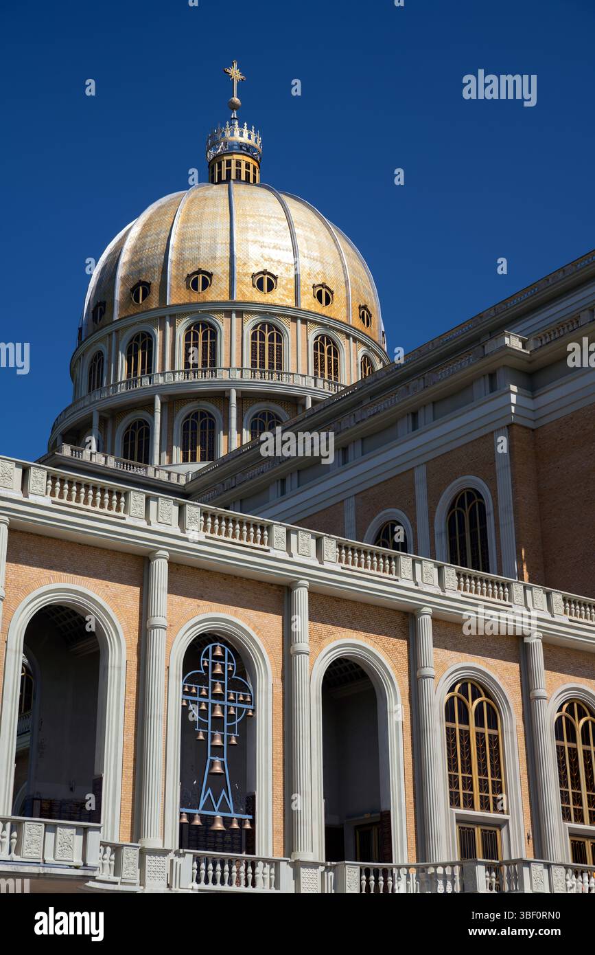 Licheń, Polonia, Basilica della Beata Vergine Maria. Polen, Basilika der Heiligen Jungfrau Maria Bazylika matki Bożej. Parte dell'edificio - la cupola Foto Stock