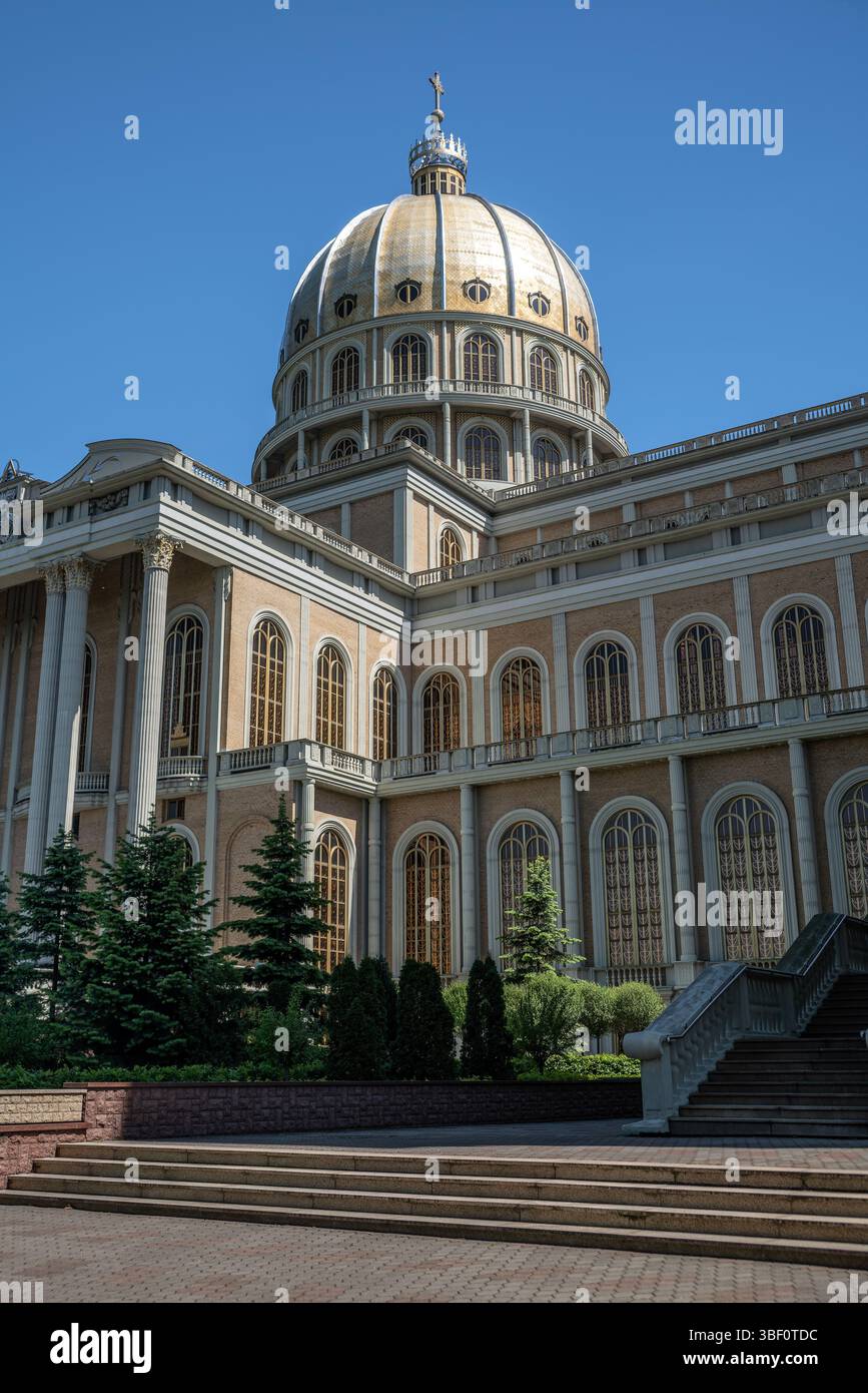 Licheń, Polonia, Basilica della Beata Vergine Maria. Polen, Basilika der Heiligen Jungfrau Maria Bazylika matki Bożej. Parte dell'edificio - la cupola Foto Stock