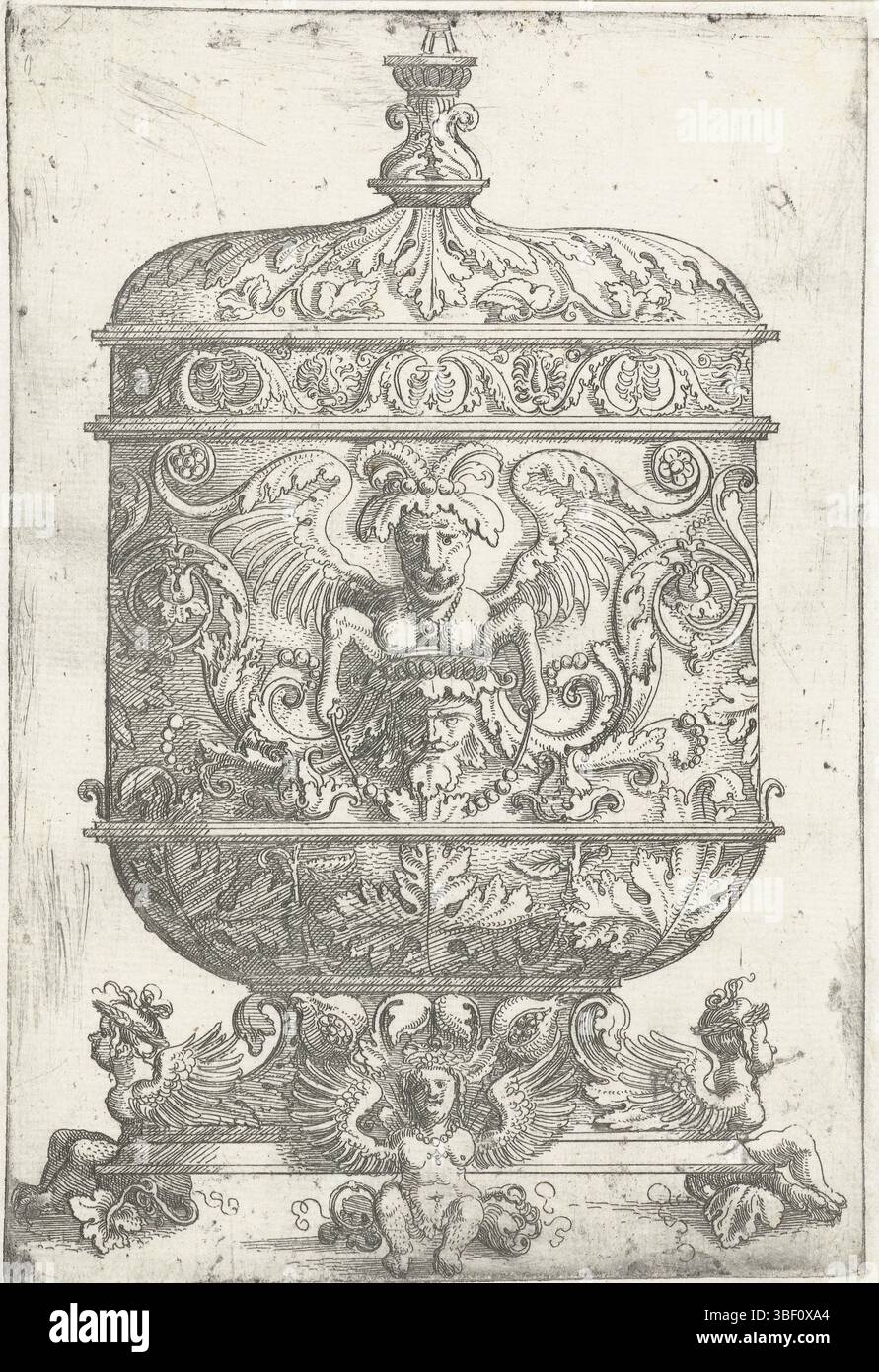Nicoletto da Modena, Altdorfer, Albrecht, Germania, Vazen, cannen en bokalen, Bokaal incontrò ornamenti grotteschi, verso medio sotto - scritto a mano, Una ciotola con un coperchio, decorata con grottesche e rami di foglie. Il piede è composto da tre sfingi. Sulla pancia della ciotola una creatura fantasy alata. Da una serie di 22 fogli con vasi, lattine e vasi., stampa, stampa ornamenti, stampe, 100, altezza 167 mm, larghezza 112 mm, 1480 - 1538, macchina per stampa, 1506 - 1538, primo quarto XVI secolo, secondo quarto XVI secolo, carta, incisione, concetto di lavoro, secondo il proprio disegno, ispirazione Foto Stock