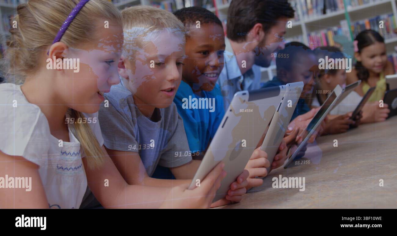 Immagine dell'elaborazione dei dati su scolari e insegnanti diversi che utilizzano tablet in classe Foto Stock