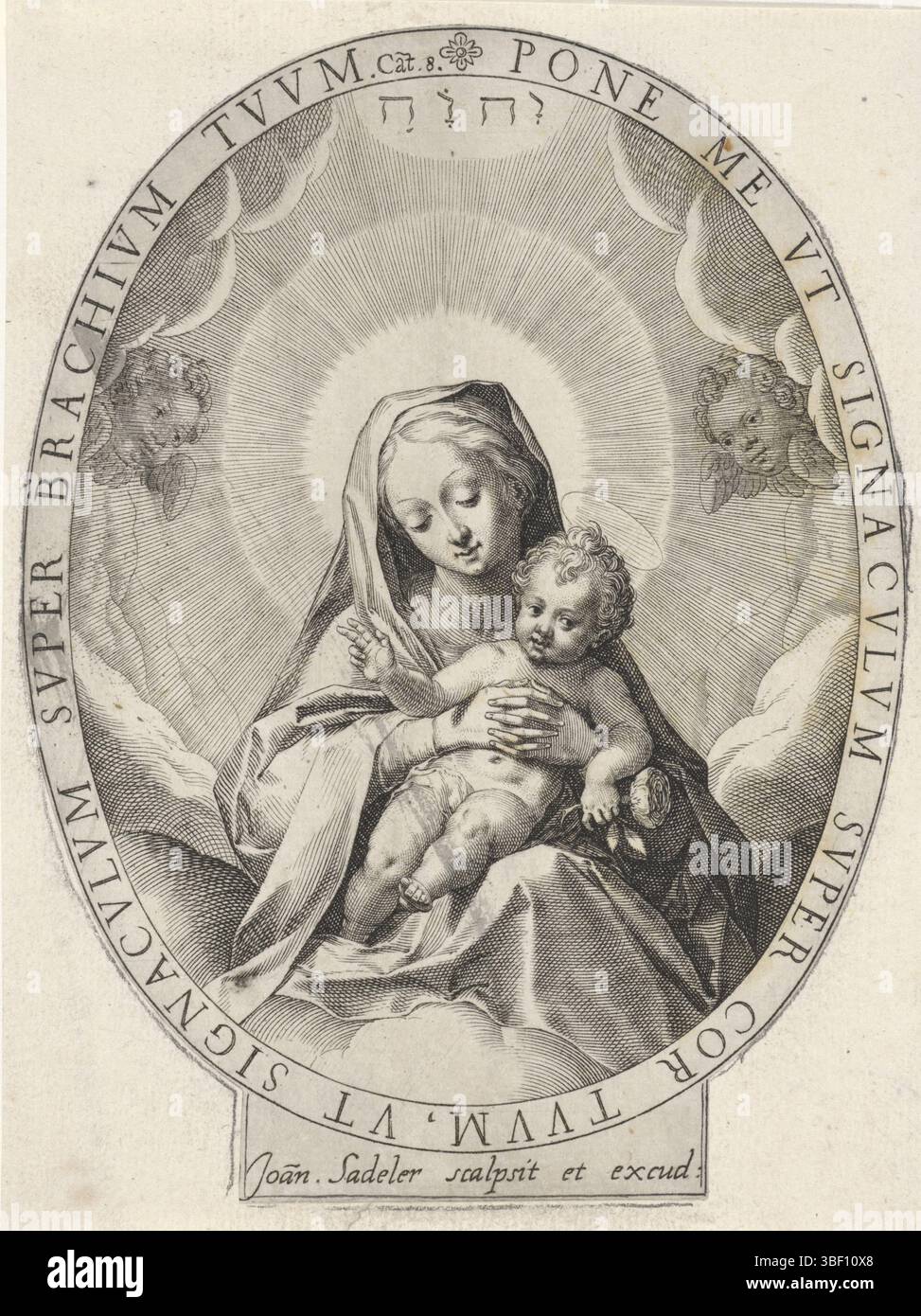 Sadeler, Johann (i), Barocci, Federico, sconosciuto, Sadeler, Madonna con il bambino, verso sinistra sotto - timbrato, Maria siede con il bambino in grembo in un bordo nuvoloso. Il nome di Yahweh in lettere ebraiche e due cherubini sopra la sua testa. Il bambino ha un fiore nella mano sinistra e fa un gesto benedetto con la mano destra. In ovale con scritta a bordo, stampa, altezza 140 mm, larghezza 107 mm, Zuid-Nederlands, 1550 - 1600-08, stampatore, 1560 - 1600, carta, incisione, incisione (processo di stampa), ideazione del lavoro, italiano, 1528 - 1612-09-30, naar print van, pubblicazione (evento), pubblicazione, pubblicazione Foto Stock