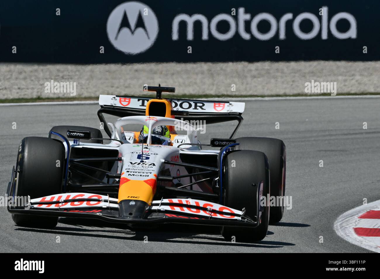 BARCELLONA, SPAGNA - MAGGIO 30: La Francia Isack Hadjar guida il (6) Visa Cash App RB Formula One Team RB01 durante le prove di prova in vista del Gran Premio di F1 Aramco di Spagna sul circuito di Barcellona-Catalunya il 30 maggio 2025 a Barcellona, Spagna. (Foto di Vince Mignott/Alamy Live News) Foto Stock