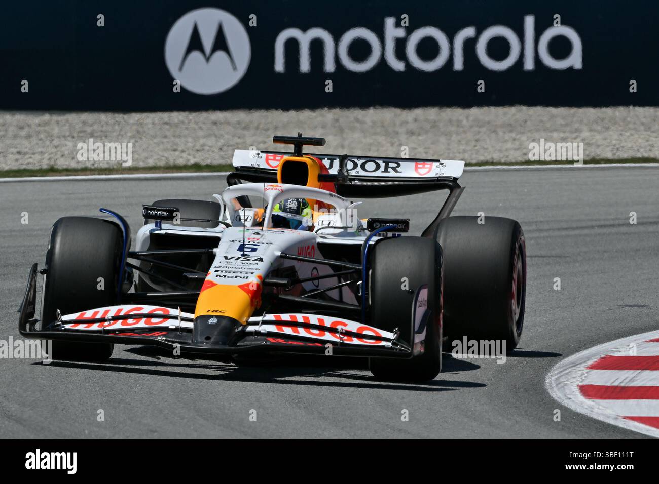 BARCELLONA, SPAGNA - MAGGIO 30: La Francia Isack Hadjar guida il (6) Visa Cash App RB Formula One Team RB01 durante le prove di prova in vista del Gran Premio di F1 Aramco di Spagna sul circuito di Barcellona-Catalunya il 30 maggio 2025 a Barcellona, Spagna. (Foto di Vince Mignott/Alamy Live News) Foto Stock