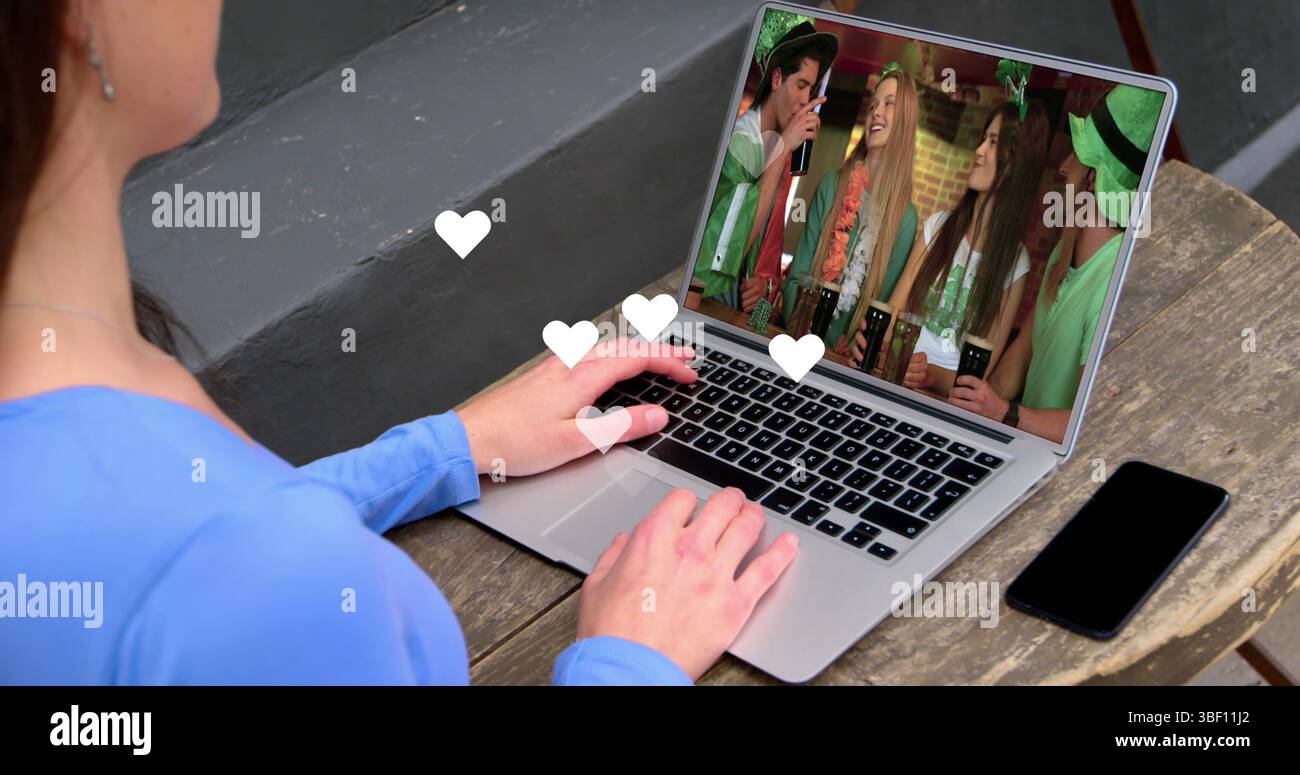 Testo di marketing online e più icone digitali sulla donna caucasica con documenti che usano un laptop Foto Stock