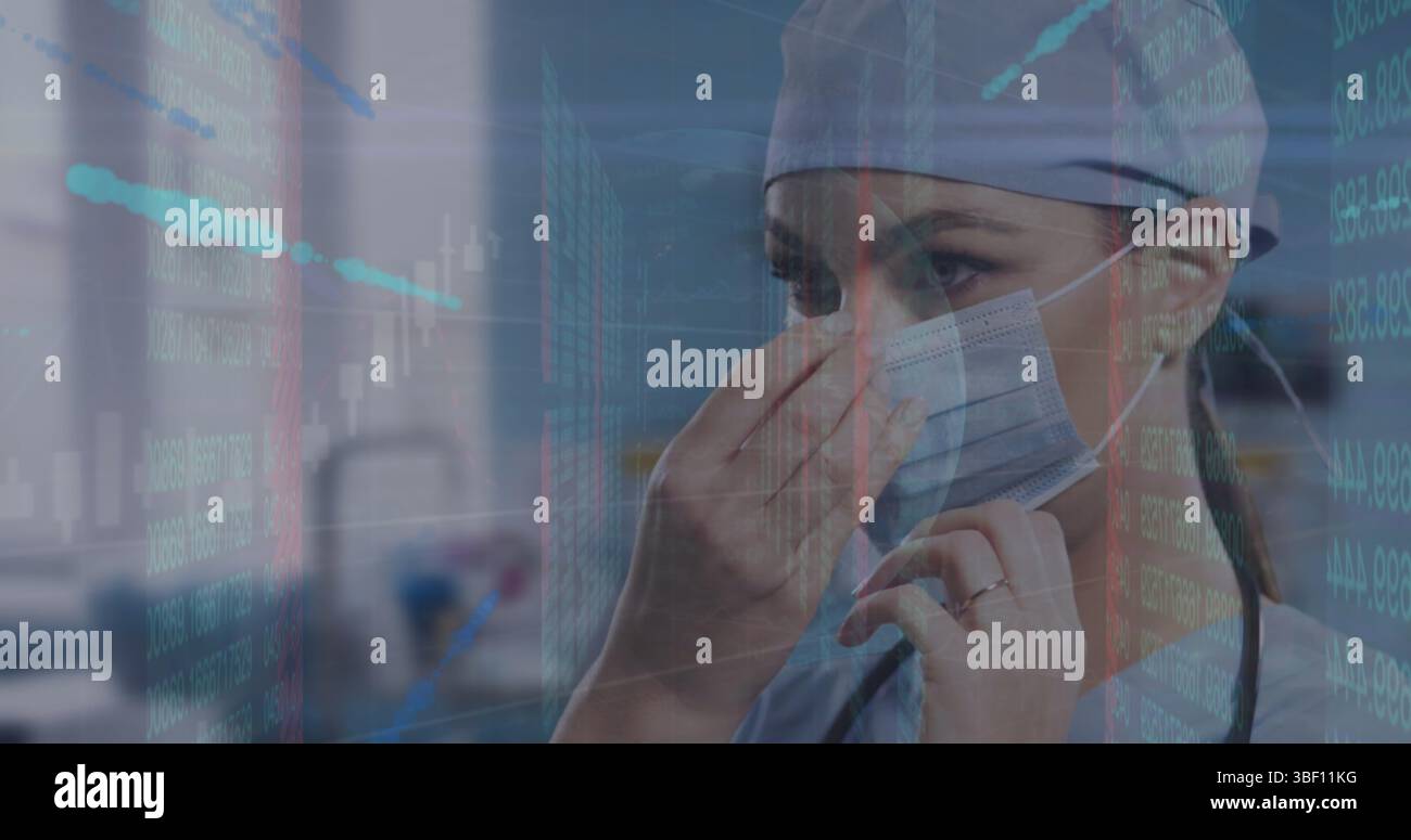 Immagine di elaborazione dati su medico donna caucasico con maschera facciale Foto Stock