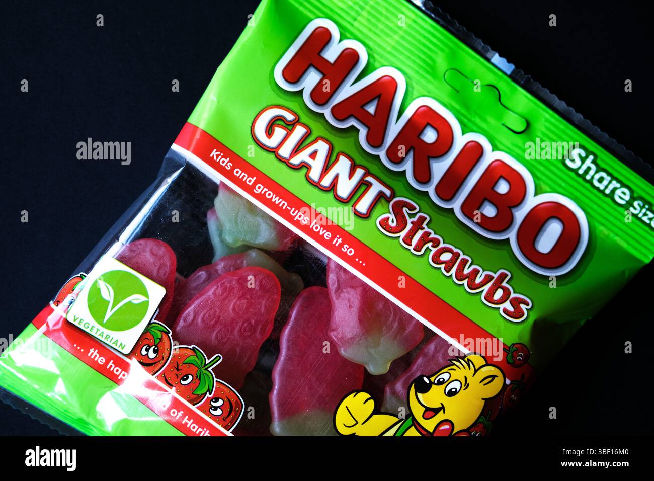 Londra Regno Unito, maggio 30 2025, Haribo Giant Strawbs Strawberry Flavoured Chewy Sweets Foto Stock