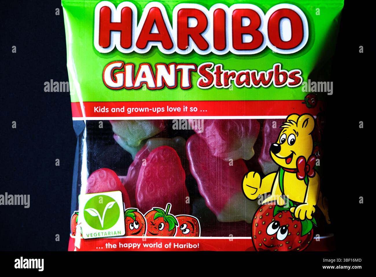 Londra Regno Unito, maggio 30 2025, Haribo Giant Strawbs Strawberry Flavoured Chewy Sweets Foto Stock