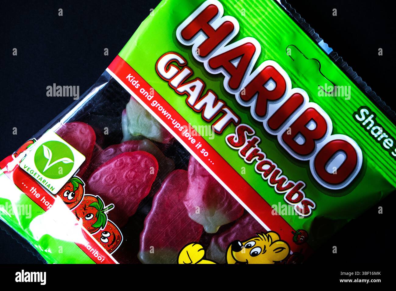 Londra Regno Unito, maggio 30 2025, Haribo Giant Strawbs Strawberry Flavoured Chewy Sweets Foto Stock