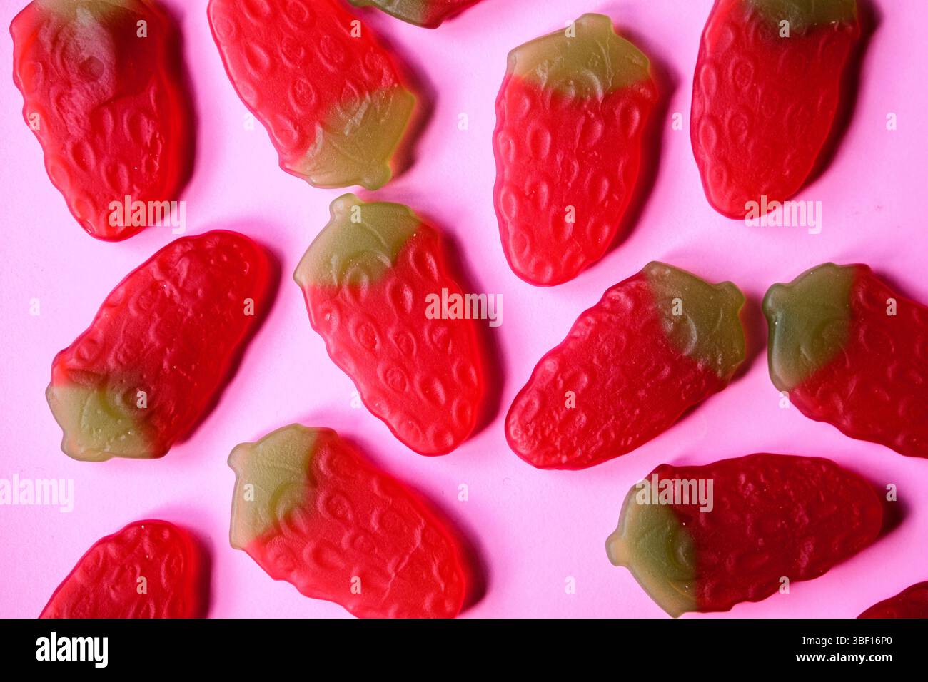 Londra Regno Unito, maggio 30 2025, Haribo Giant Strawbs Strawberry Flavoured Chewy Sweets Foto Stock