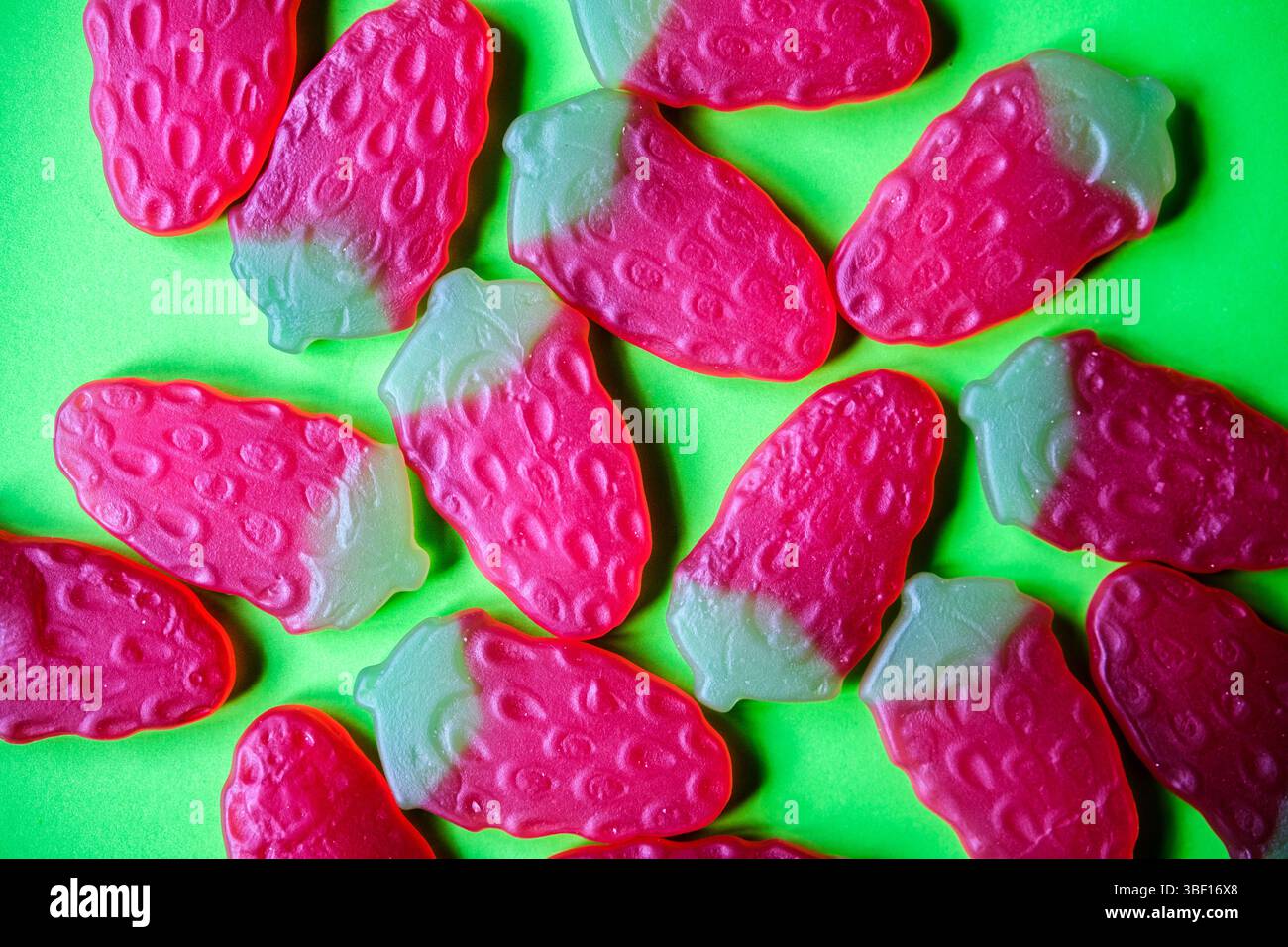 Londra Regno Unito, maggio 30 2025, Haribo Giant Strawbs Strawberry Flavoured Chewy Sweets Foto Stock
