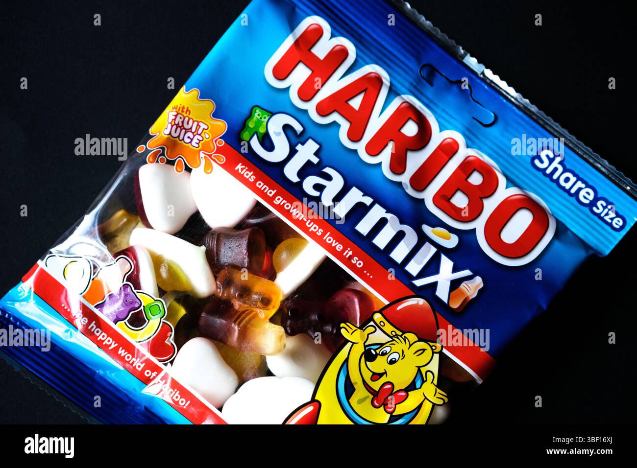 Londra Regno Unito, maggio 30 2025, Haribo Starmix Chewy Popular Fruit Flavoured Sweets Foto Stock