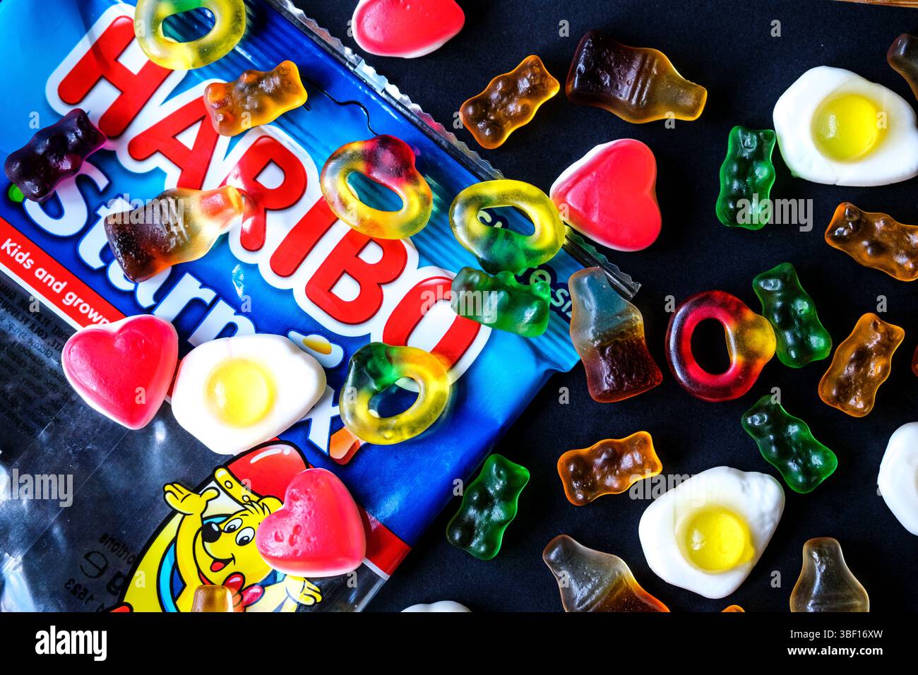 Londra Regno Unito, maggio 30 2025, Haribo Starmix Chewy Popular Fruit Flavoured Sweets Foto Stock