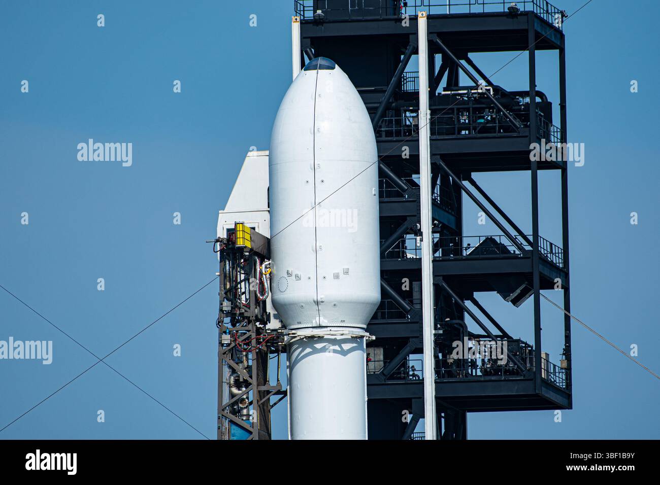 Cape Canaveral, Stati Uniti. 30 maggio 2025. SpaceX è pronto a lanciare il suo razzo Falcon 9 il 30 maggio 2025 con l'ottavo satellite GPS-III dall'SLC-40 a Cape Canaveral, Florida. (Foto di Michael Cain Jr/Sipa USA) credito: SIPA USA/Alamy Live News Foto Stock