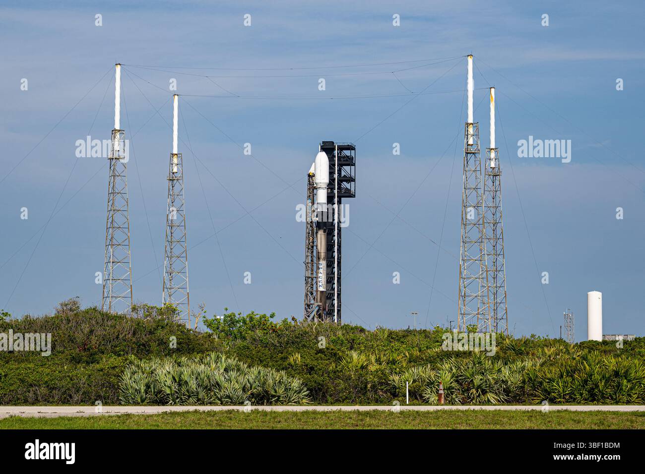 Cape Canaveral, Stati Uniti. 30 maggio 2025. SpaceX è pronto a lanciare il suo razzo Falcon 9 il 30 maggio 2025 con l'ottavo satellite GPS-III dall'SLC-40 a Cape Canaveral, Florida. (Foto di Michael Cain Jr/Sipa USA) credito: SIPA USA/Alamy Live News Foto Stock