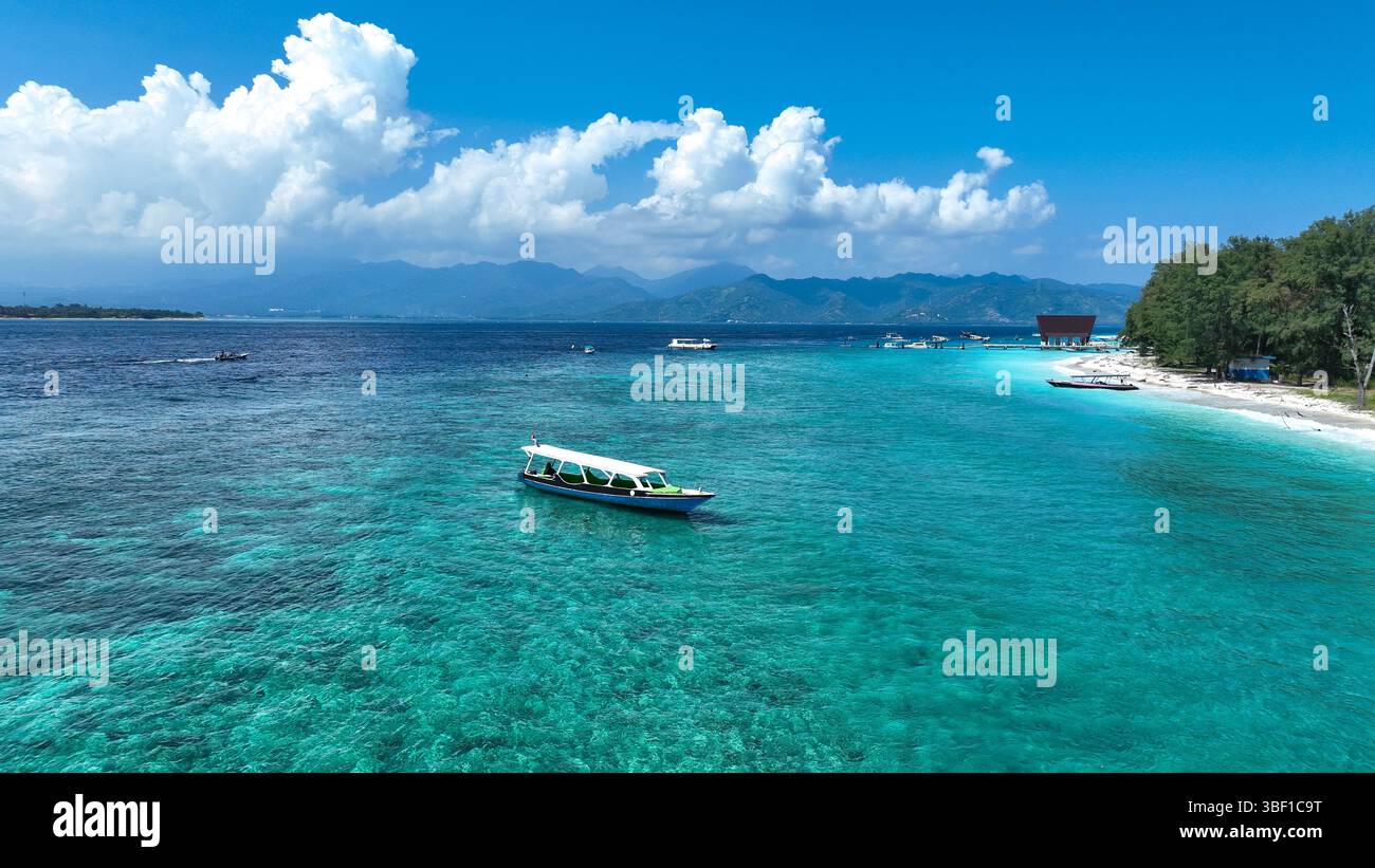 Vista aerea. Vista dall'alto delle piccole barche ormeggiate su una spiaggia. Foto Stock