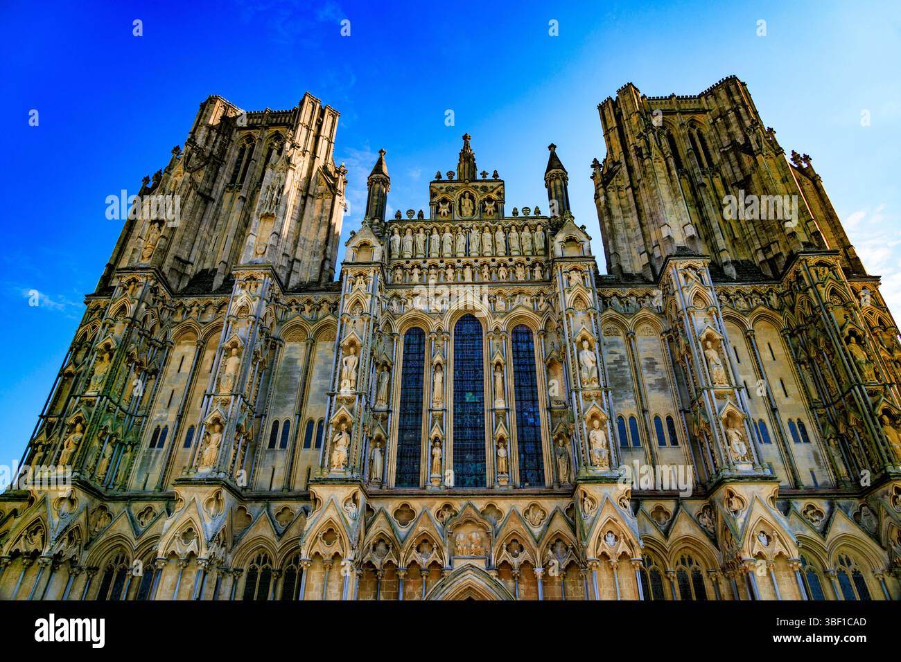 La magnifica architettura storica del fronte occidentale della cattedrale di Wells, Somerset, Inghilterra, Regno Unito Foto Stock