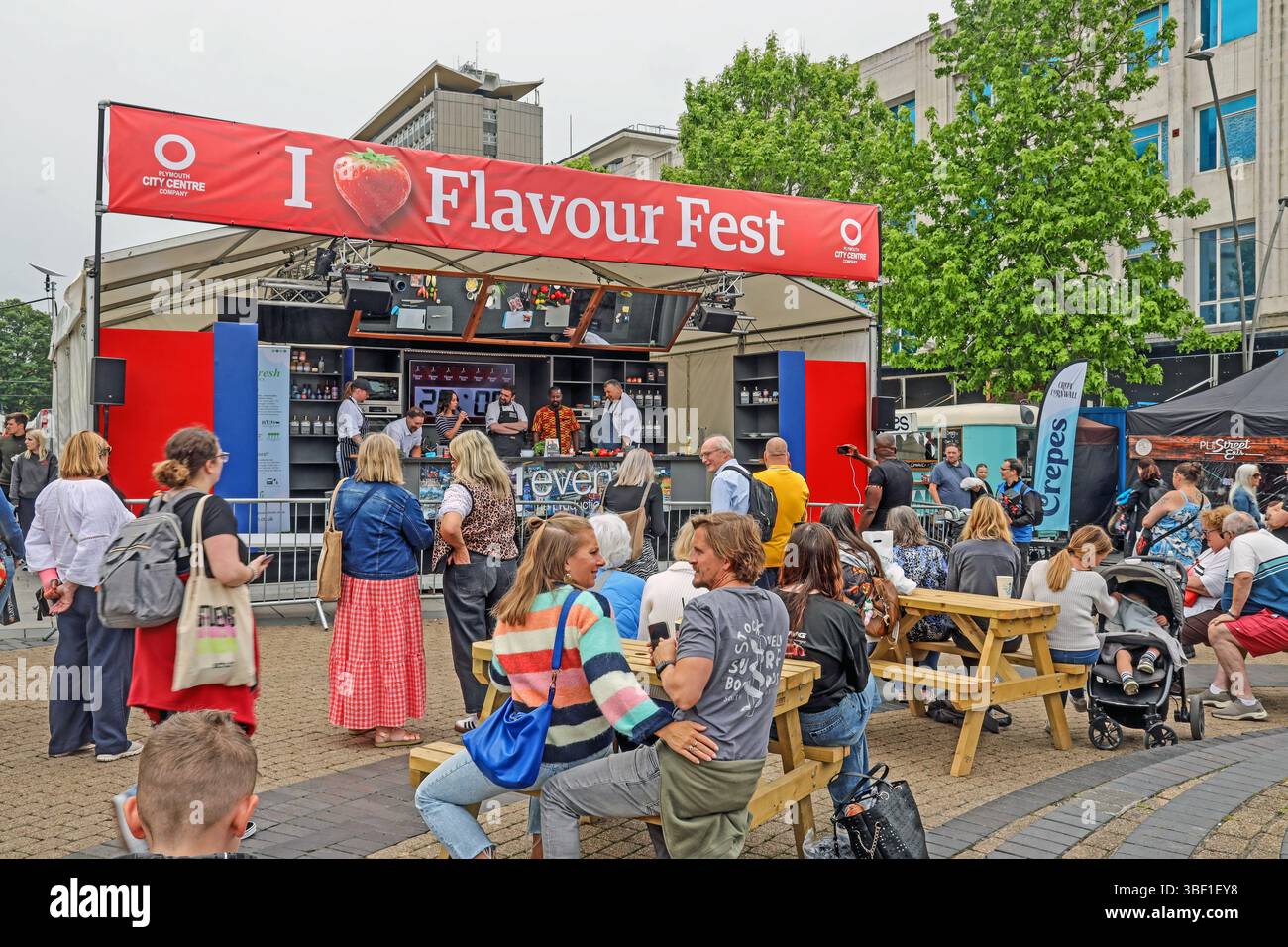 Plymouth Flavour Fest all'Armada Way alla fine di maggio. Il palco dimostrativo attrae un pubblico per uno spettacolo Ready Steady Cook Foto Stock