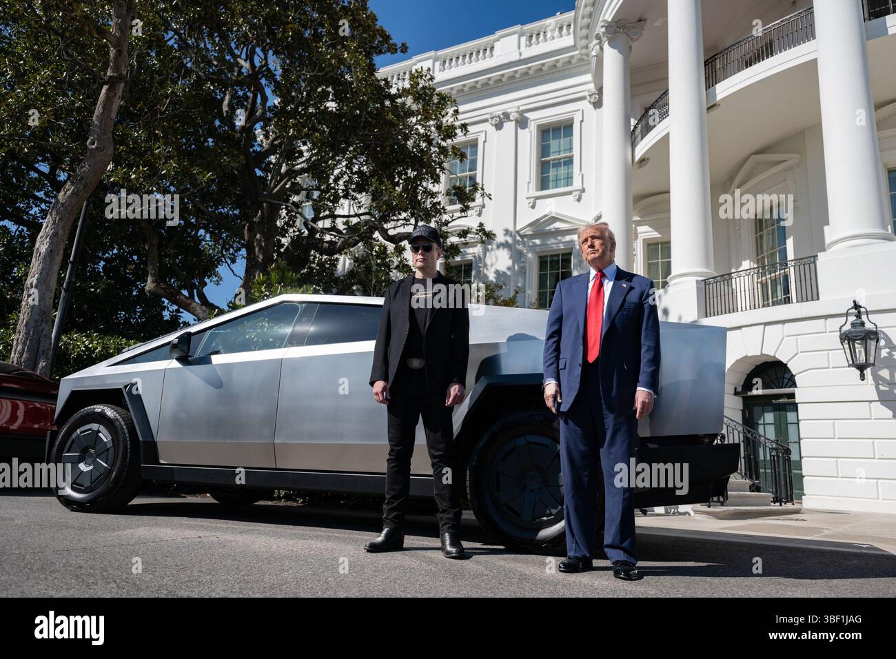 Il presidente Donald J. Trump acquista una Tesla sul South Lawn, martedì 11 marzo 2025. (Foto ufficiale della Casa Bianca di Molly Riley) Foto Stock