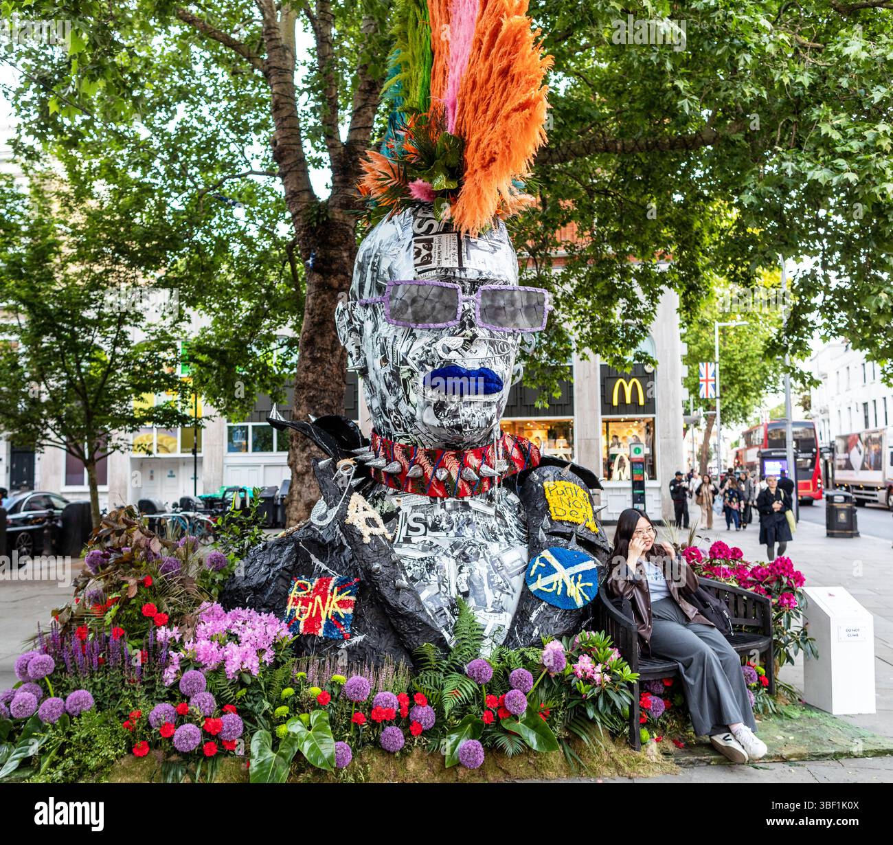 Punk Sculpture in the Kings Road durante The Flower Shoe London UK Foto Stock