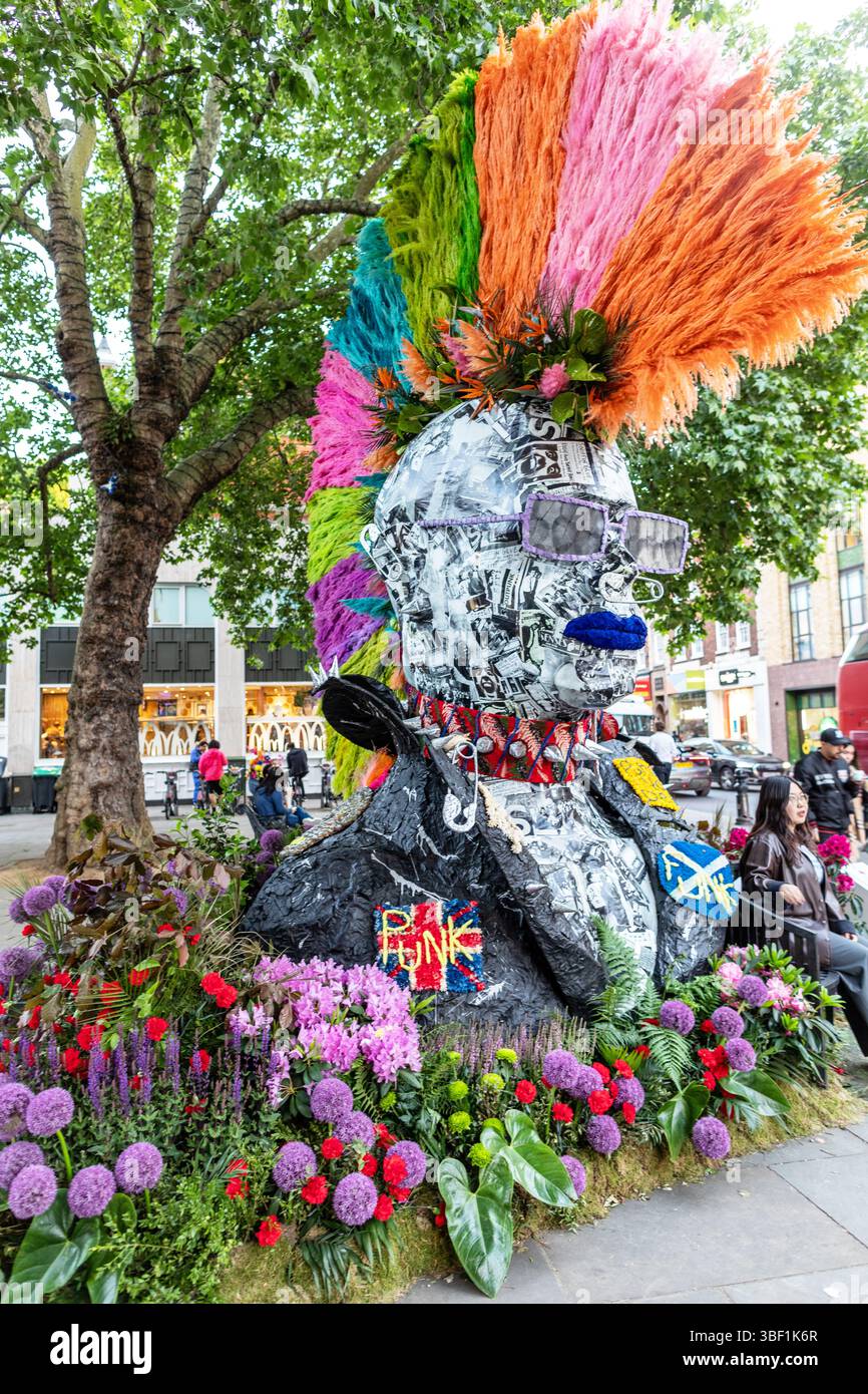 Punk Sculpture in the Kings Road durante The Flower Shoe London UK Foto Stock