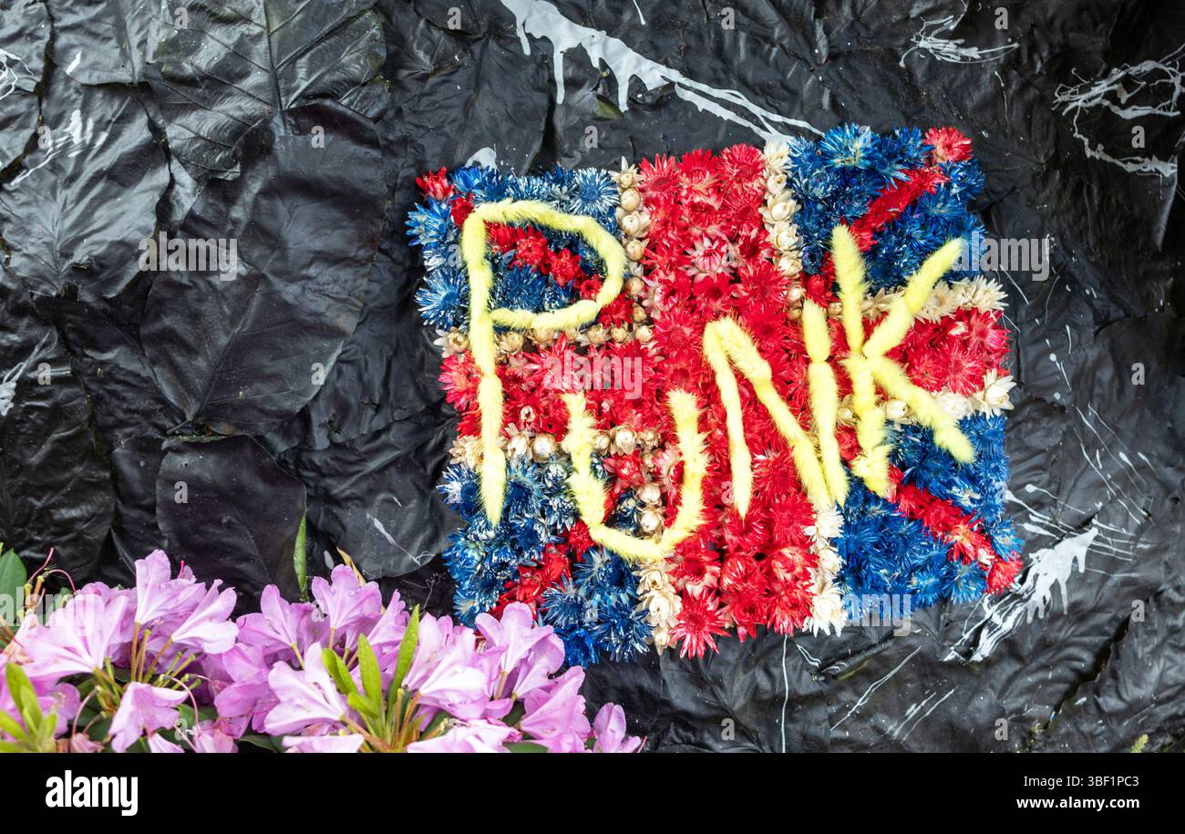 Punk Sign in the Kings Road durante il Flower Show Londra Regno Unito Foto Stock