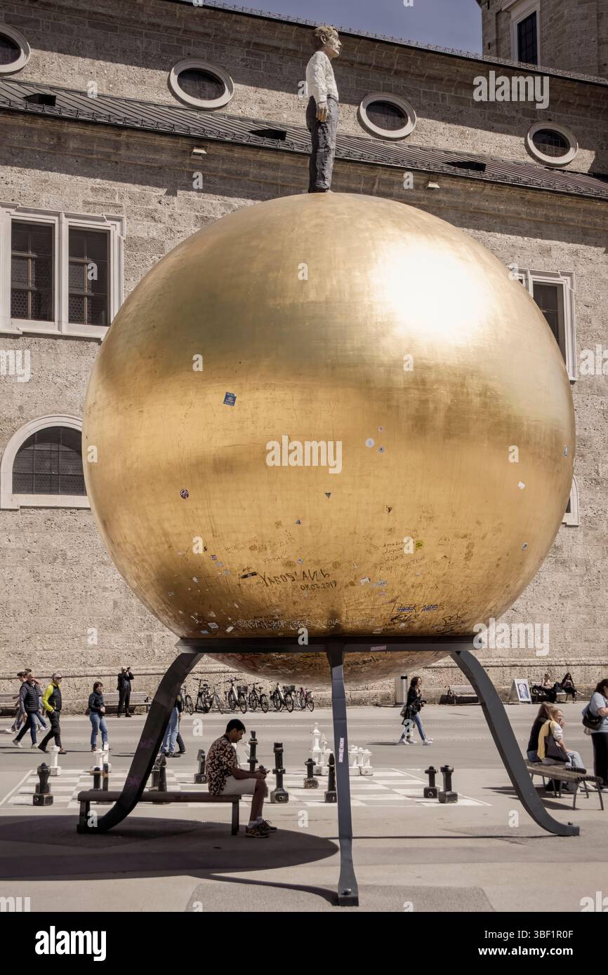 Salisburgo, Austria, 14 maggio 2025: La sfera d'oro di Salisburgo: Arte, gioco e vita quotidiana Foto Stock
