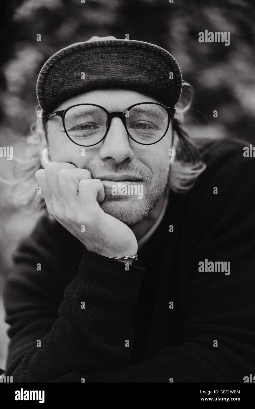 Primo piano ritratto di un uomo con gli occhiali e un berretto, bianco e nero Foto Stock