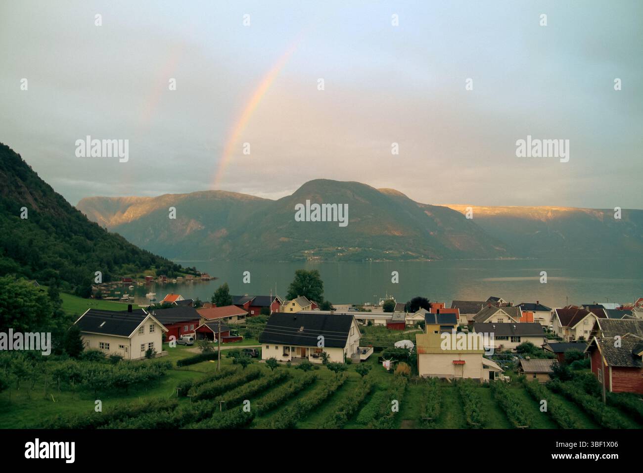 Doppio arcobaleno sul piccolo villaggio costiero norvegese Foto Stock