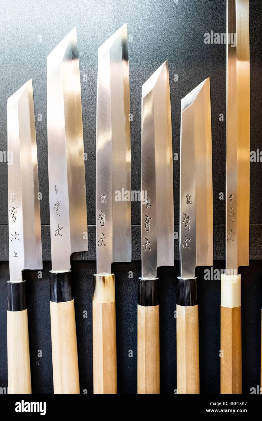Coltelli Kenmuki giapponesi venduti al mercato Nishiki di Kyoto, in Giappone. Foto Stock