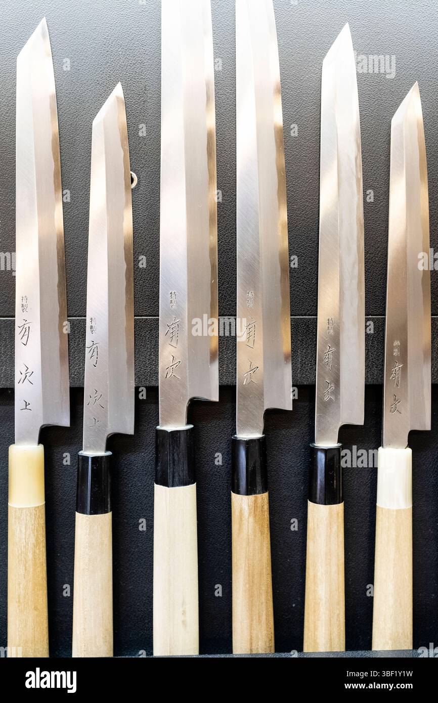 Coltelli Kenmuki giapponesi venduti al mercato Nishiki di Kyoto, in Giappone. Foto Stock