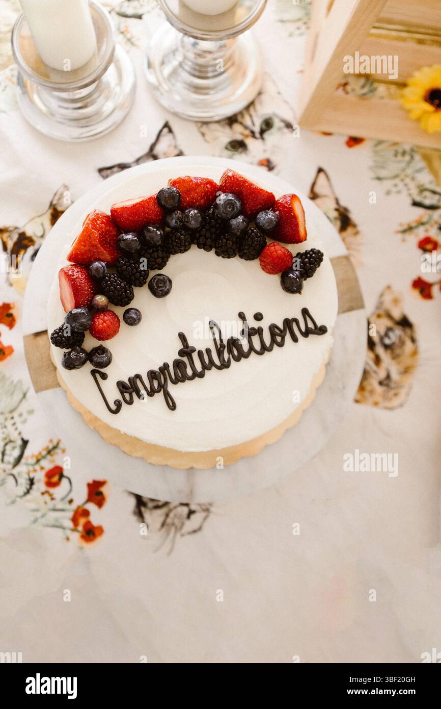 Torta di festa con frutti di bosco e testo "Congratulazioni" Foto Stock