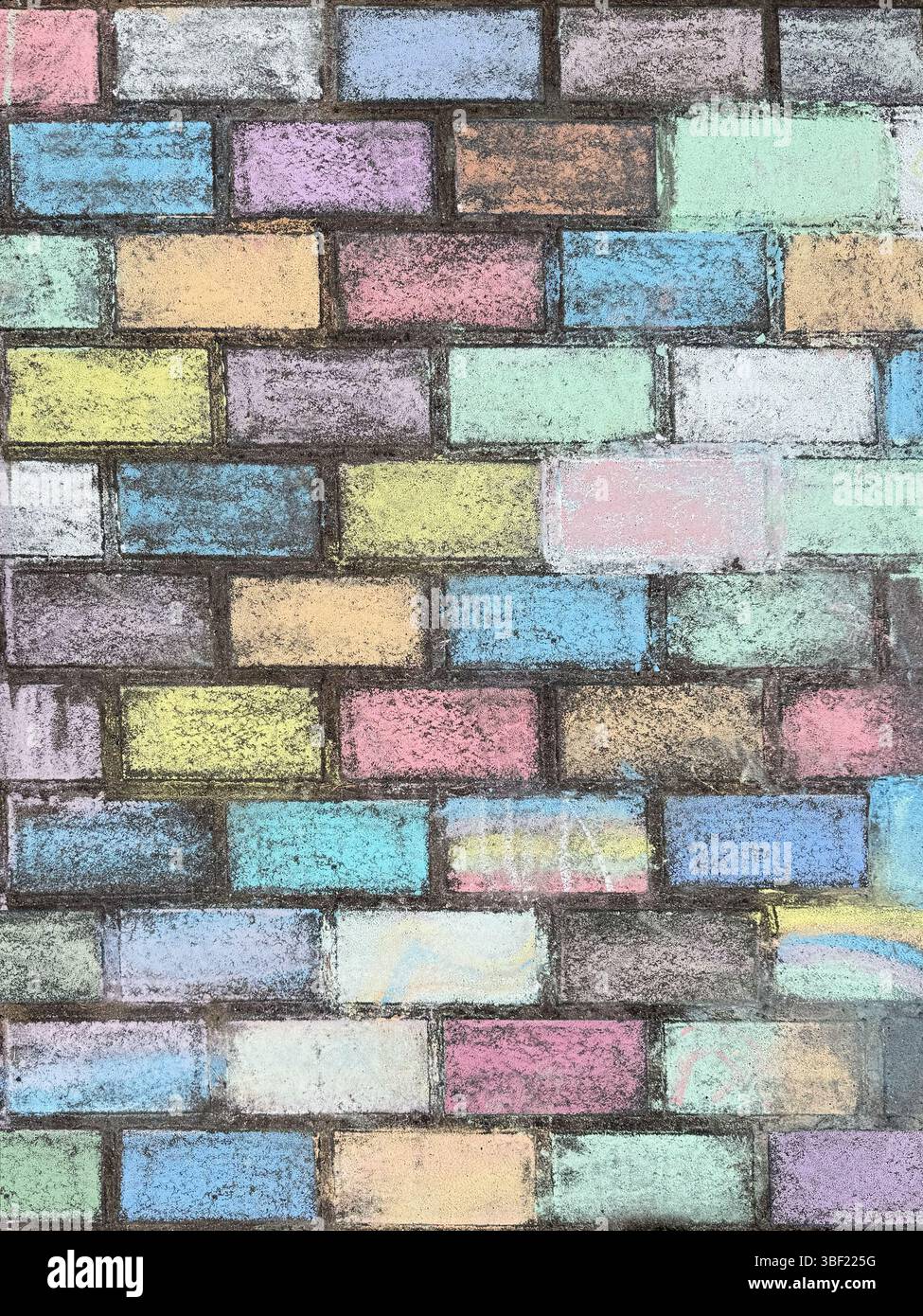 Pareti colorate in gesso create dai bambini delle scuole usando colori pastello Foto Stock