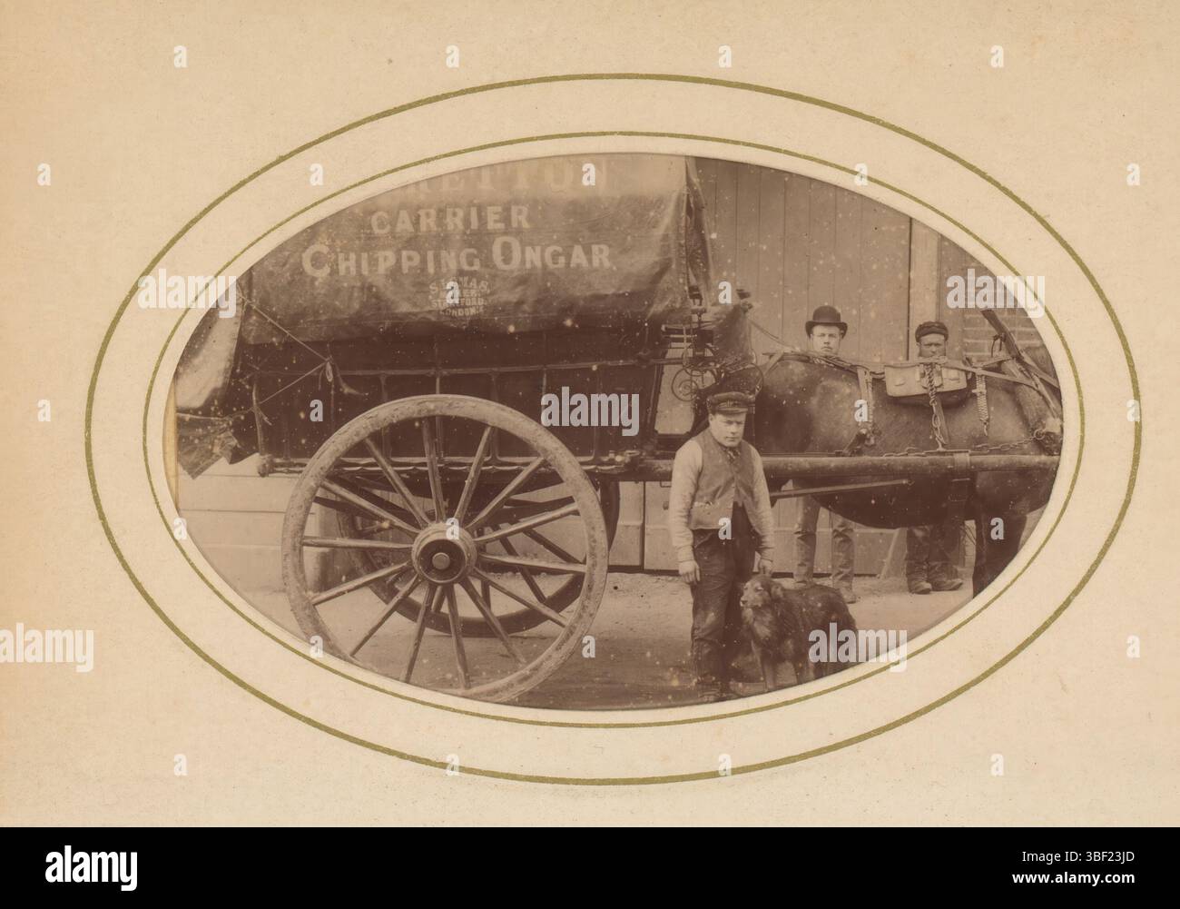 Smith, E., tre uomini e un cane con un carro, timbrato verso, foglio di album, fotografia, foto, carte-de-visite, foto, fotografo del paesaggio/ E. Smith/ Agent/ Ongar, questa foto fa parte di un album., altezza 103 mm, larghezza 63 mm, fotografo, 1860 - 1890, carta fotografica, carta fotografica, cartone, stampa album, stampa albumina Foto Stock