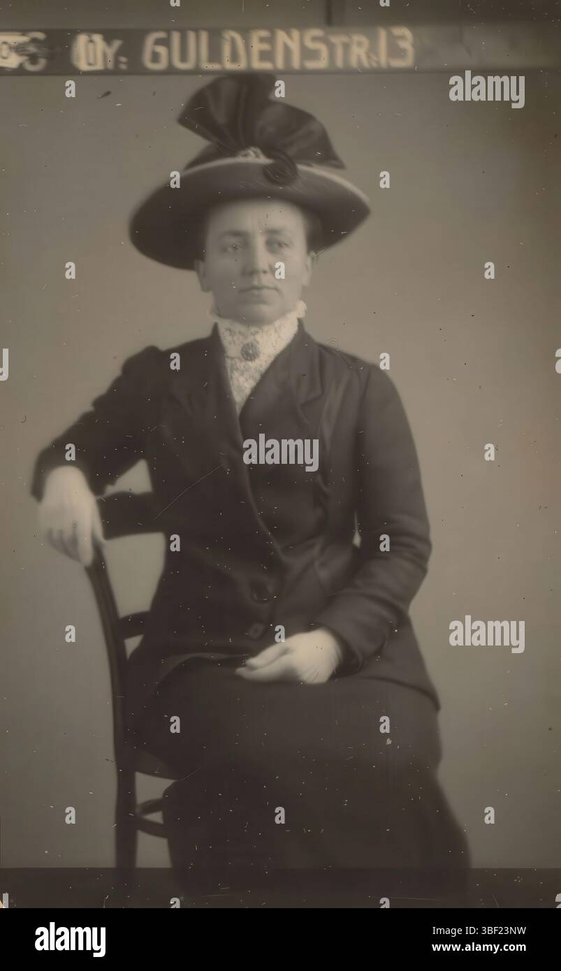 Ritratto di una donna con cappello, questa foto fa parte di un album., fotografia, foto, foglio di album, foto di una cabina fotografica, foto automatiche, foto, altezza 84 mm, larghezza 50 mm, fotografo, 1880 - 1920, carta fotografica, carta fotografica, stampa in gelatina diurna Foto Stock