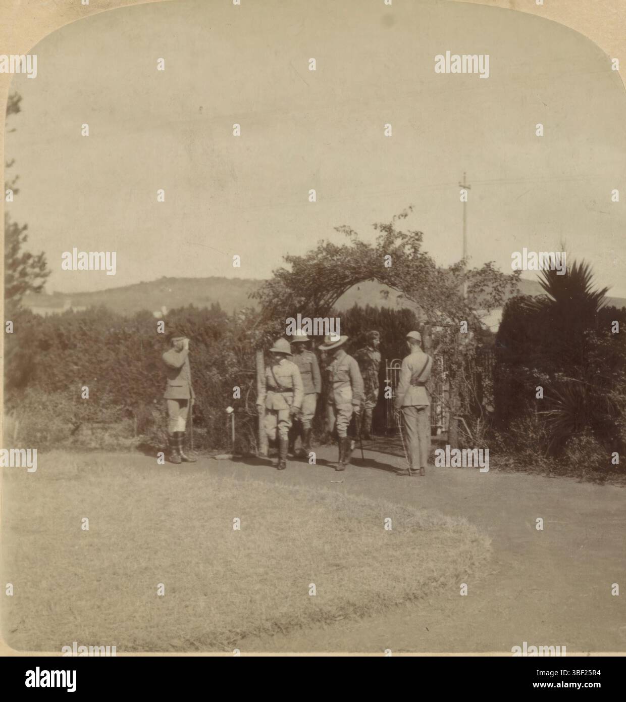 Underwood e Underwood, onori per l'eroico difensore di Mafeking - Lord Roberts che scortava il maggiore-generale. Baden-Powell alla sua sede, SA, fotografia, fotografia, stereografo, foto, altezza 75 mm, larghezza 150 mm, fotografo, 1901 - 1901, primo quarto del xx secolo, cartone, fotografia Foto Stock